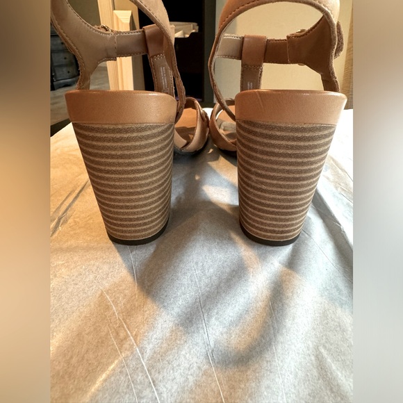 Clarks open-toed 3 1/2” heel shoes, Size 8 - Picture 4 of 13